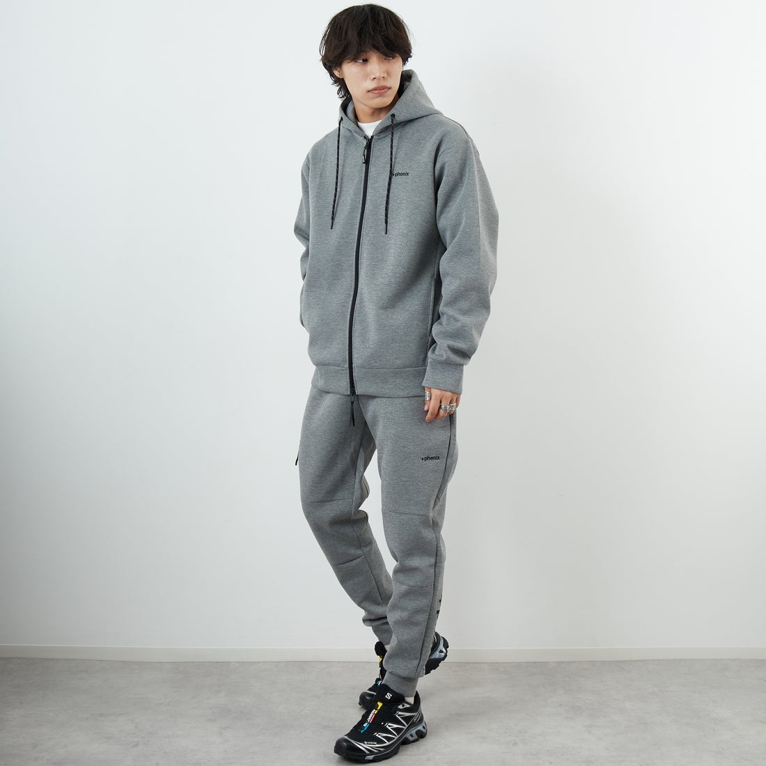 +phenix [プラスフェニックス] 別注 ダンボールニット ジップアップパーカー [POO-25081IN-JF] GRAY &&モデル身長：179cm 着用サイズ：XL&&