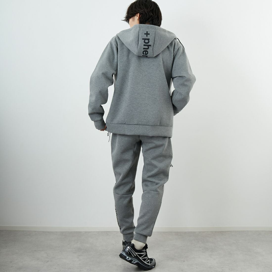 +phenix [プラスフェニックス] 別注 ダンボールニット ジップアップパーカー [POO-25081IN-JF] GRAY &&モデル身長：179cm 着用サイズ：XL&&