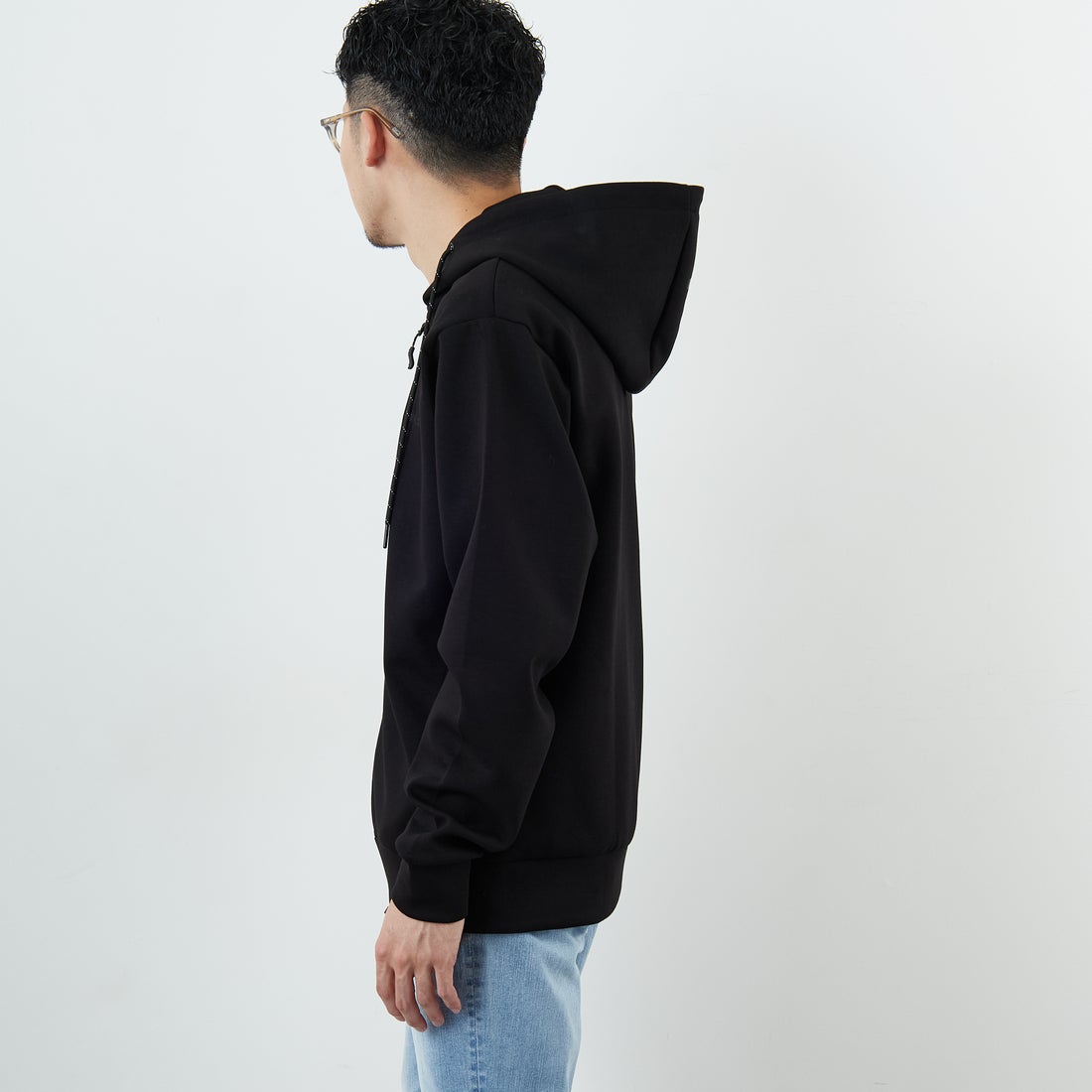 +phenix [プラスフェニックス] 別注 ダンボールニット ジップアップパーカー [POO-25081IN-JF] BLACK &&モデル身長：168cm 着用サイズ：M&&