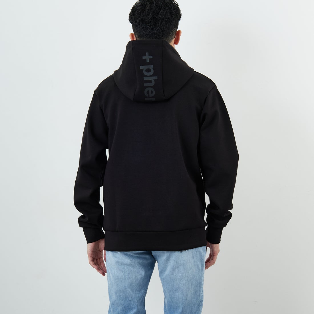 +phenix [プラスフェニックス] 別注 ダンボールニット ジップアップパーカー [POO-25081IN-JF] BLACK &&モデル身長：168cm 着用サイズ：M&&