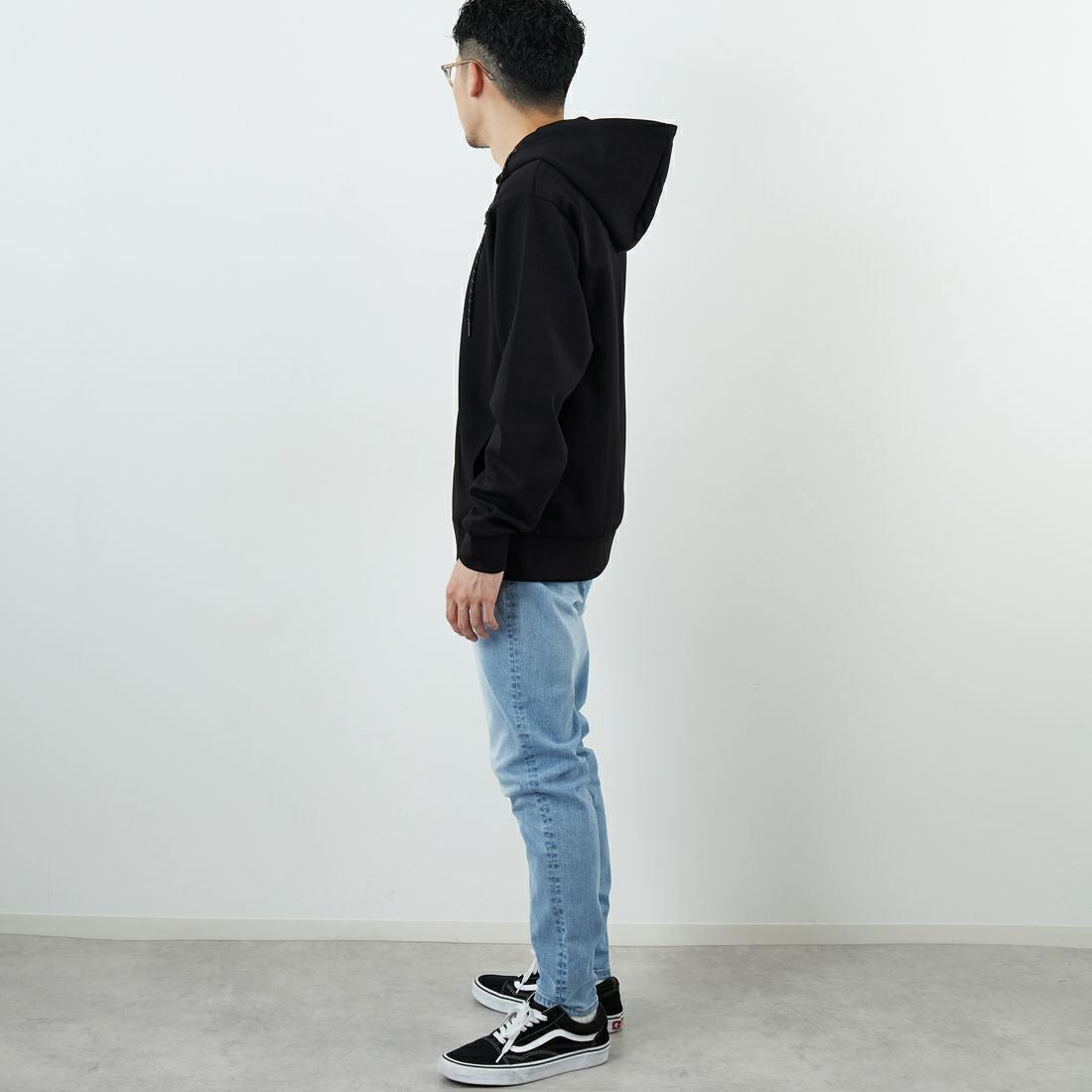 +phenix [プラスフェニックス] 別注 ダンボールニット ジップアップパーカー [POO-25081IN-JF] BLACK &&モデル身長：168cm 着用サイズ：M&&