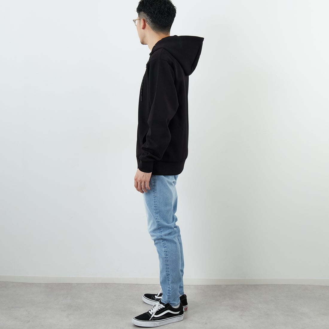 +phenix [プラスフェニックス] 別注 ダンボールニット ジップアップパーカー [POO-25081IN-JF] BLACK &&モデル身長：168cm 着用サイズ：M&&