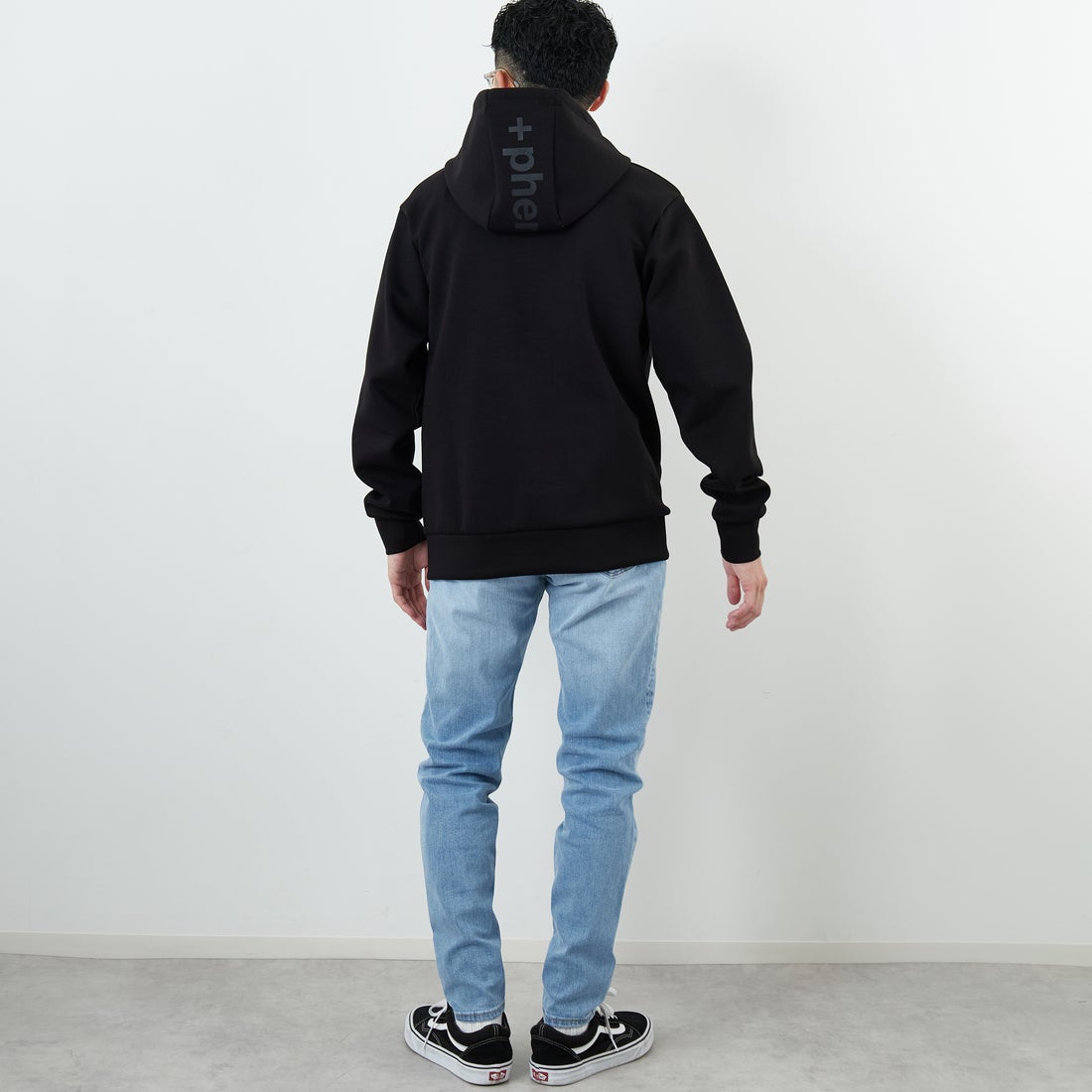 +phenix [プラスフェニックス] 別注 ダンボールニット ジップアップパーカー [POO-25081IN-JF] BLACK &&モデル身長：168cm 着用サイズ：M&&