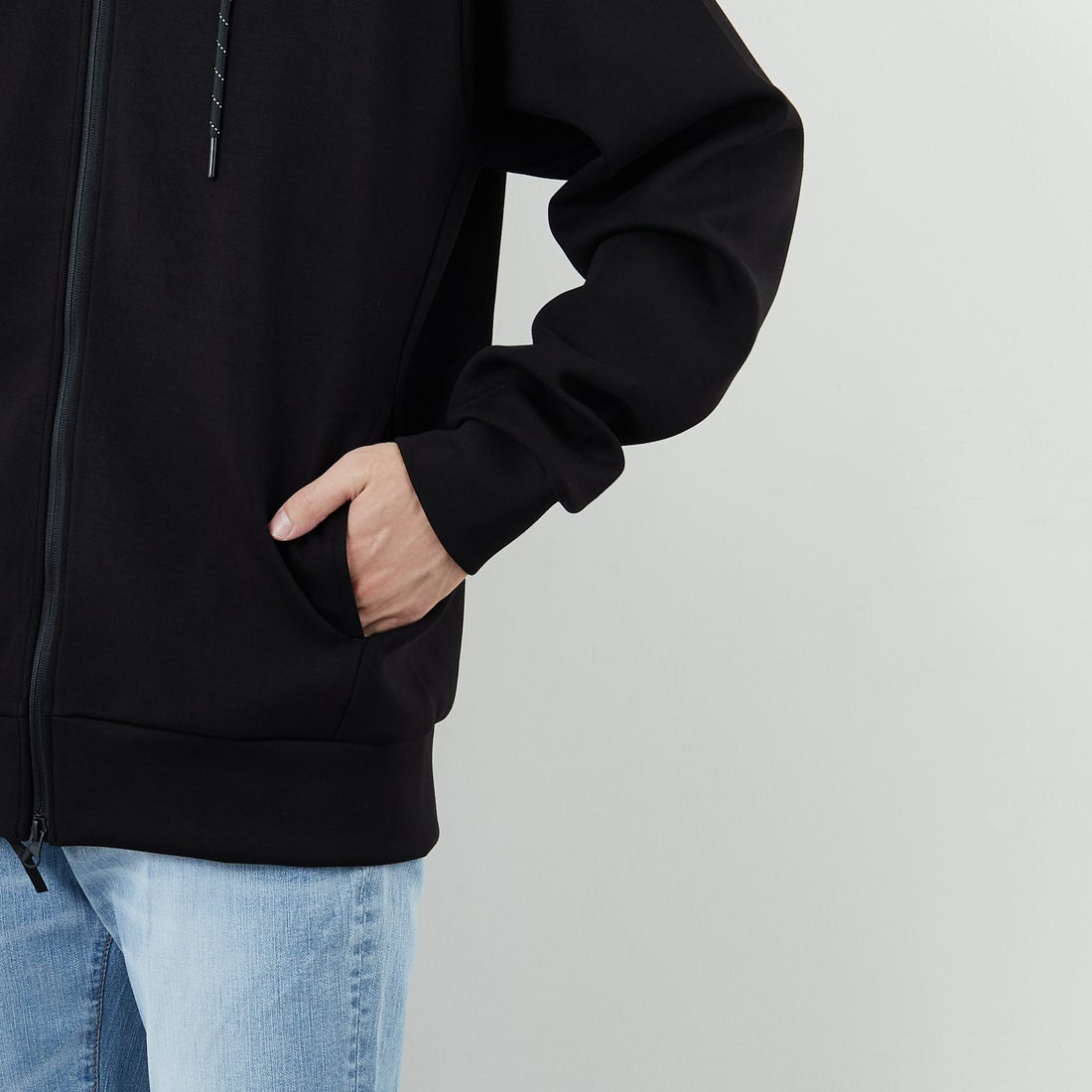 +phenix [プラスフェニックス] 別注 ダンボールニット ジップアップパーカー [POO-25081IN-JF] BLACK &&モデル身長：168cm 着用サイズ：M&&