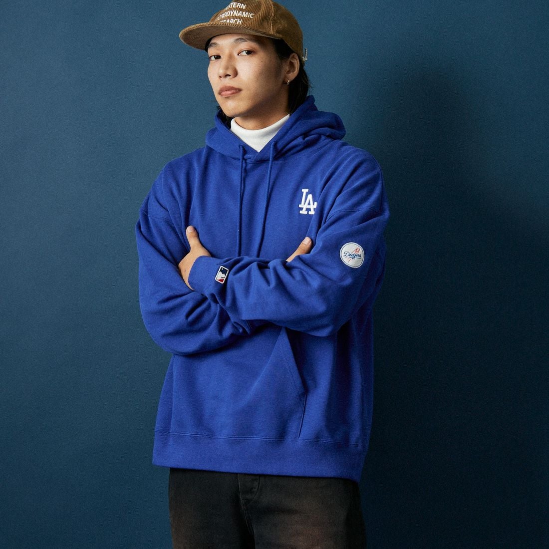 Fanatics [ファナティクス] 別注 MLBロゴ バックプリント スウェットパーカー [ML0625FW0006-JF] ROYAL LA &&モデル身長：179cm 着用サイズ：XL&&