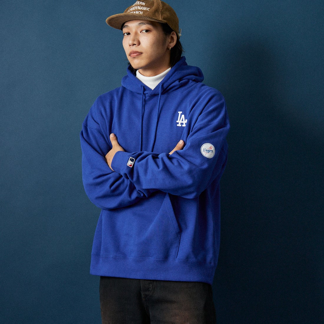 Fanatics [ファナティクス] 別注 MLBロゴ バックプリント スウェットパーカー [ML0625FW0006-JF] ROYAL LA &&モデル身長：179cm 着用サイズ：XL&&