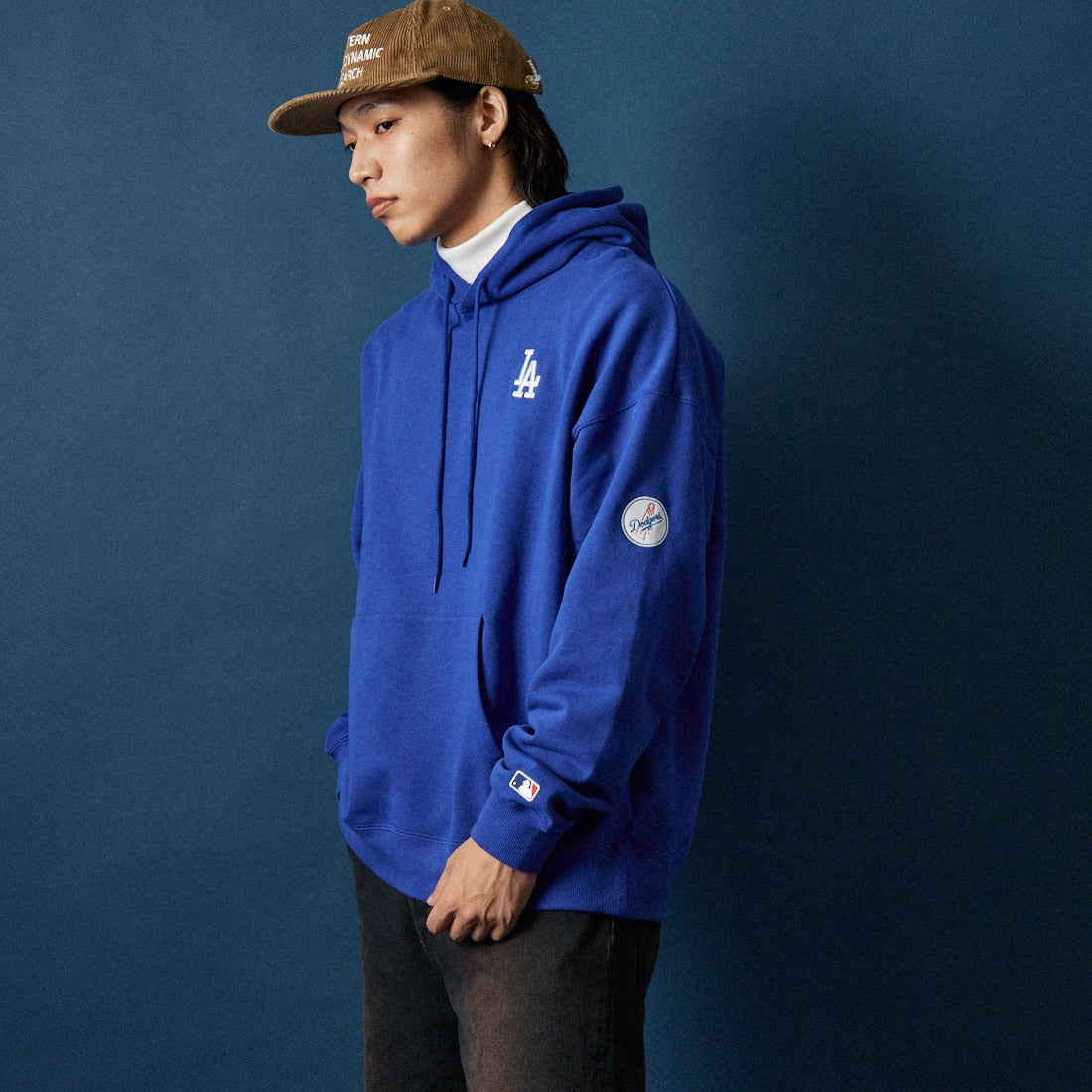 Fanatics [ファナティクス] 別注 MLBロゴ バックプリント スウェットパーカー [ML0625FW0006-JF] ROYAL LA &&モデル身長：179cm 着用サイズ：XL&&
