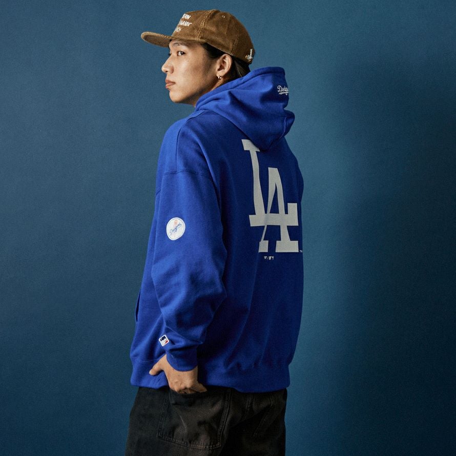 Fanatics [ファナティクス] 別注 MLBロゴ バックプリント スウェットパーカー [ML0625FW0006-JF] ROYAL LA &&モデル身長：179cm 着用サイズ：XL&&