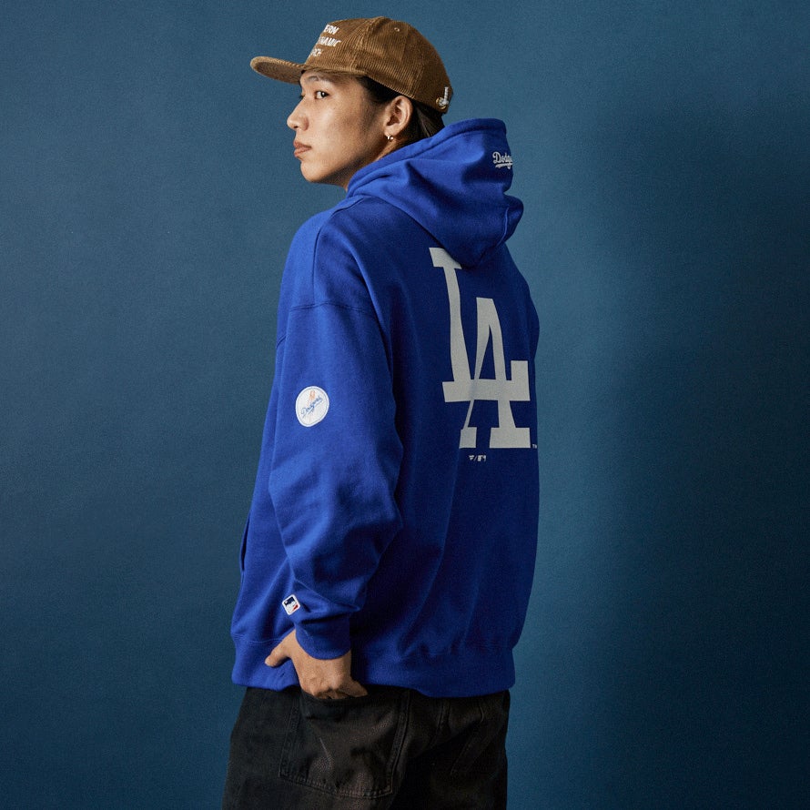 Fanatics [ファナティクス] 別注 MLBロゴ バックプリント スウェットパーカー [ML0625FW0006-JF] ROYAL LA &&モデル身長：179cm 着用サイズ：XL&&