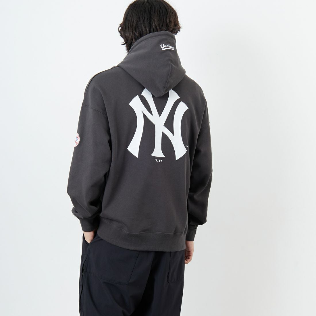 Fanatics [ファナティクス] 別注 MLBロゴ バックプリント スウェットパーカー [ML0625FW0006-JF] CHR NY &&モデル身長：179cm 着用サイズ：L&&