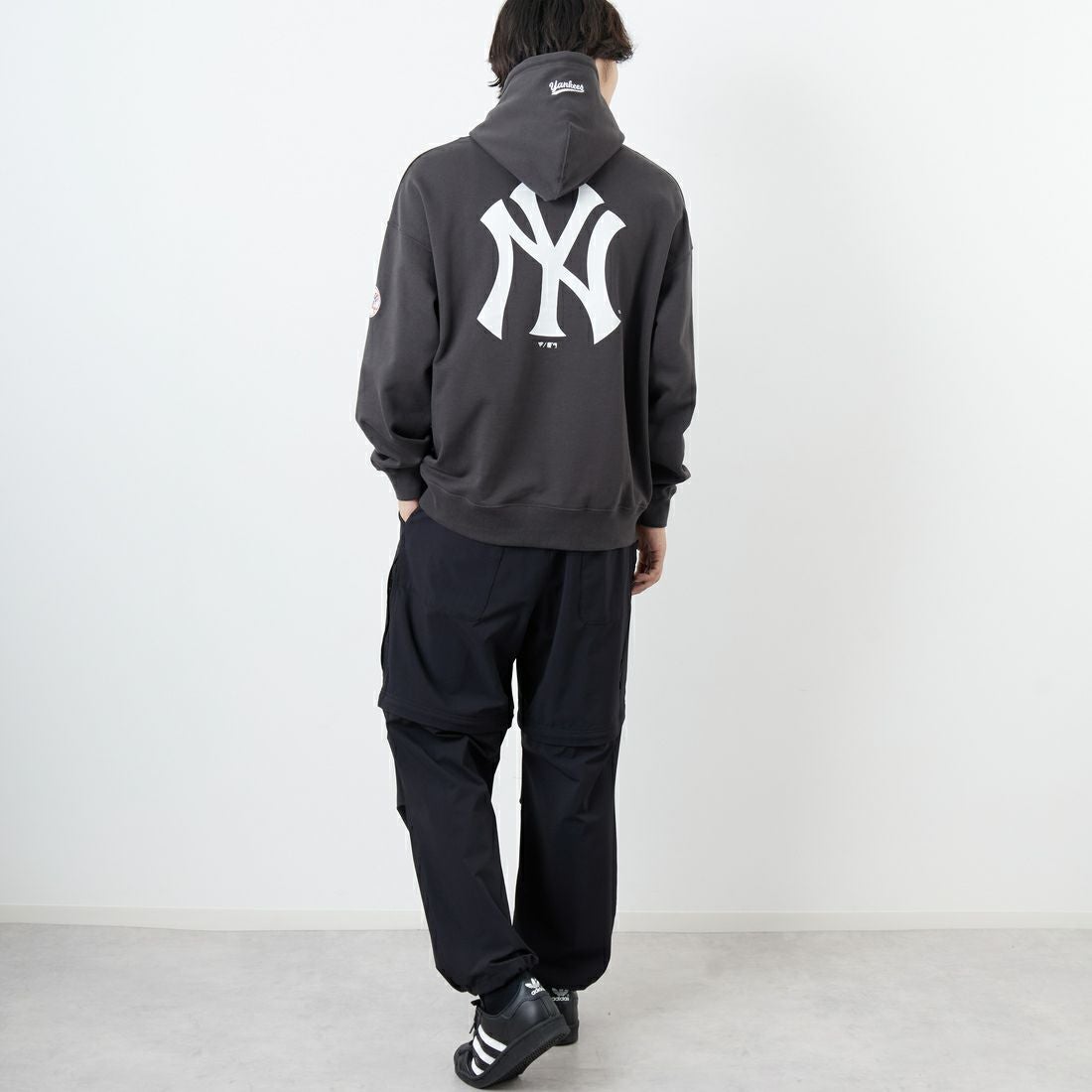 Fanatics [ファナティクス] 別注 MLBロゴ バックプリント スウェットパーカー [ML0625FW0006-JF] CHR NY &&モデル身長：179cm 着用サイズ：L&&