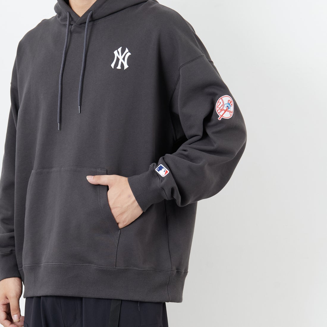 Fanatics [ファナティクス] 別注 MLBロゴ バックプリント スウェットパーカー [ML0625FW0006-JF] CHR NY &&モデル身長：179cm 着用サイズ：L&&