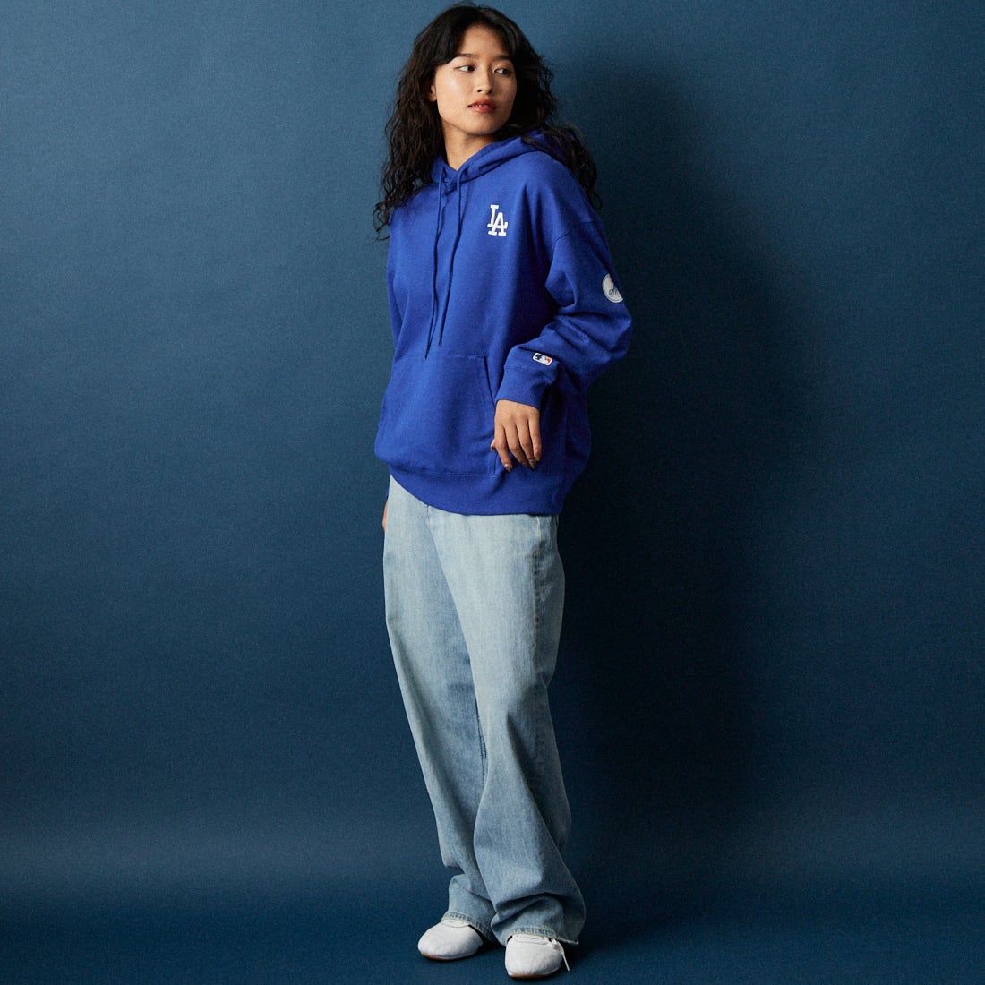 Fanatics [ファナティクス] 別注 MLBロゴ バックプリント スウェットパーカー [ML0625FW0006-JF] ROYAL LA &&モデル身長：162cm 着用サイズ：S&&