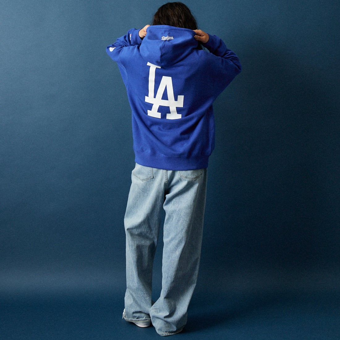 Fanatics [ファナティクス] 別注 MLBロゴ バックプリント スウェットパーカー [ML0625FW0006-JF] ROYAL LA &&モデル身長：162cm 着用サイズ：S&&