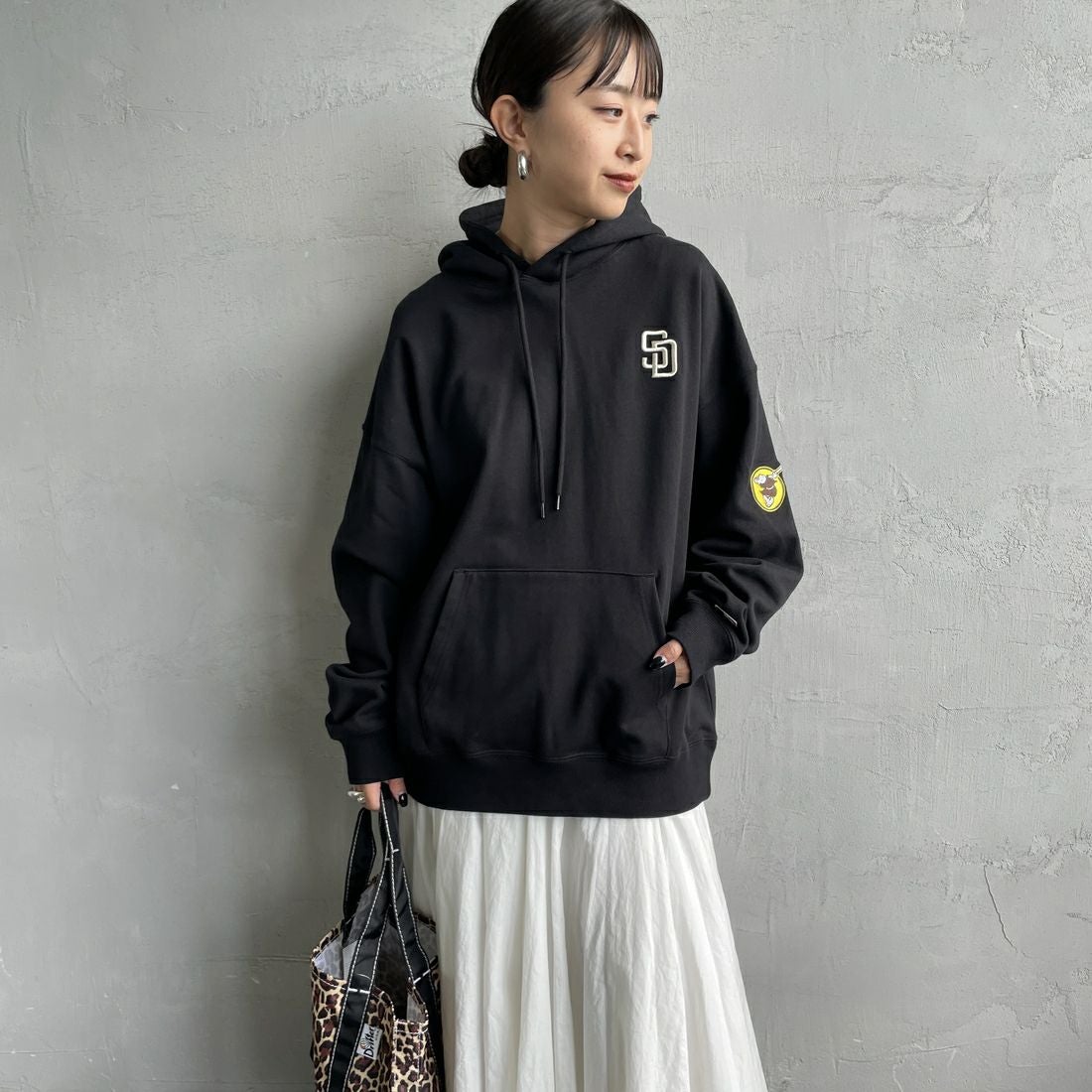 Fanatics [ファナティクス] 別注 MLBロゴ バックプリント スウェットパーカー [ML0625FW0006-JF] BLACK SD &&モデル身長：150cm 着用サイズ：S&&