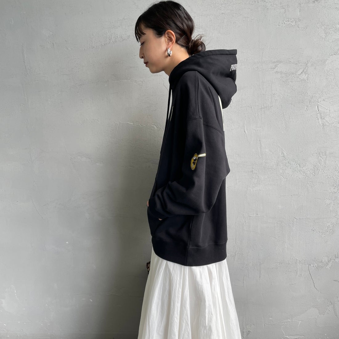 Fanatics [ファナティクス] 別注 MLBロゴ バックプリント スウェットパーカー [ML0625FW0006-JF] BLACK SD &&モデル身長：150cm 着用サイズ：S&&