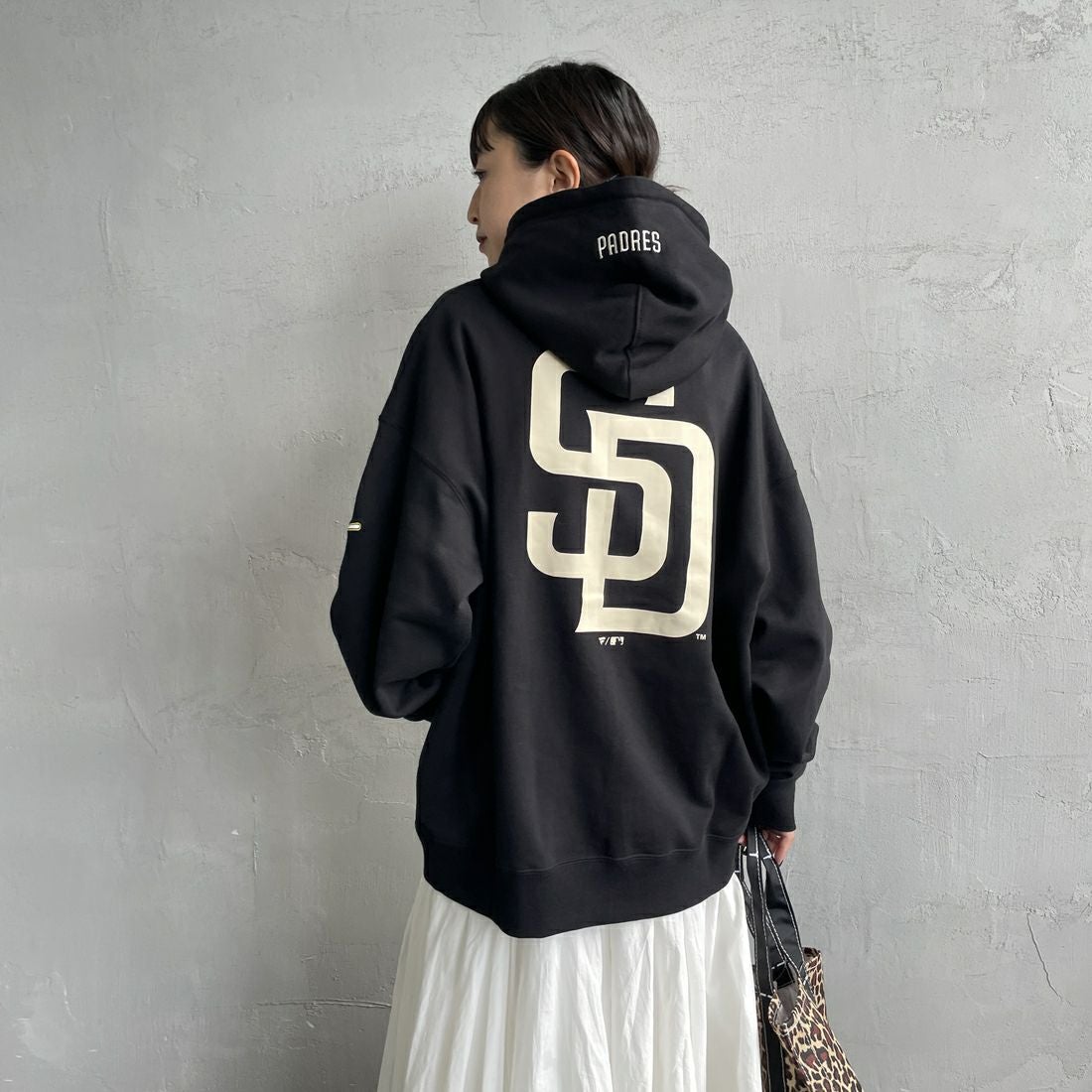 Fanatics [ファナティクス] 別注 MLBロゴ バックプリント スウェットパーカー [ML0625FW0006-JF] BLACK SD &&モデル身長：150cm 着用サイズ：S&&