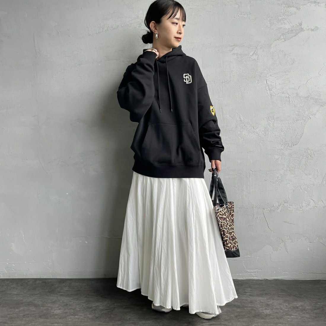 Fanatics [ファナティクス] 別注 MLBロゴ バックプリント スウェットパーカー [ML0625FW0006-JF] BLACK SD &&モデル身長：150cm 着用サイズ：S&&