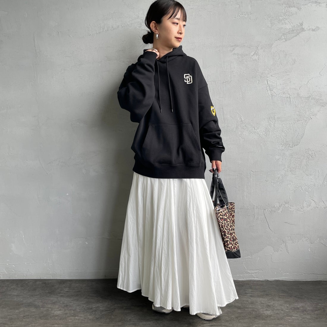 Fanatics [ファナティクス] 別注 MLBロゴ バックプリント スウェットパーカー [ML0625FW0006-JF] BLACK SD &&モデル身長：150cm 着用サイズ：S&&