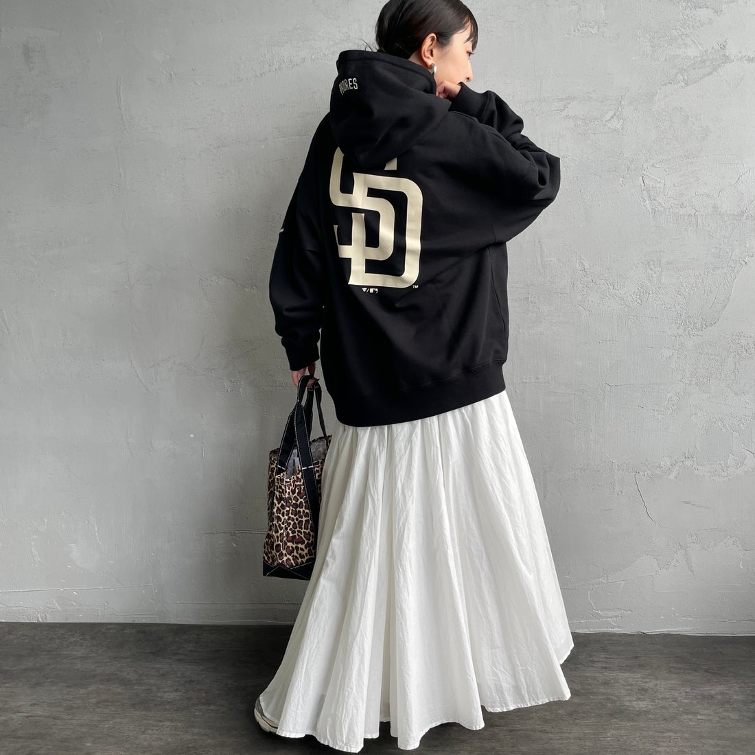 Fanatics [ファナティクス] 別注 MLBロゴ バックプリント スウェットパーカー [ML0625FW0006-JF] BLACK SD &&モデル身長：150cm 着用サイズ：S&&