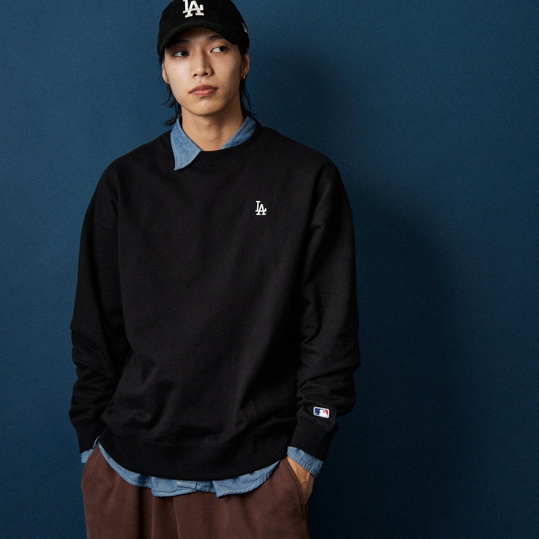 Fanatics [ファナティクス] 別注 MLBロゴ バックプリントスウェット [ML0525FW0004-JF] BLACK LA &&モデル身長：179cm 着用サイズ：XL&&