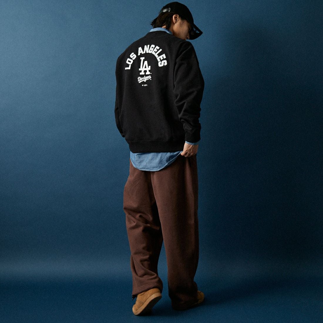 Fanatics [ファナティクス] 別注 MLBロゴ バックプリントスウェット [ML0525FW0004-JF] BLACK LA &&モデル身長：179cm 着用サイズ：XL&&