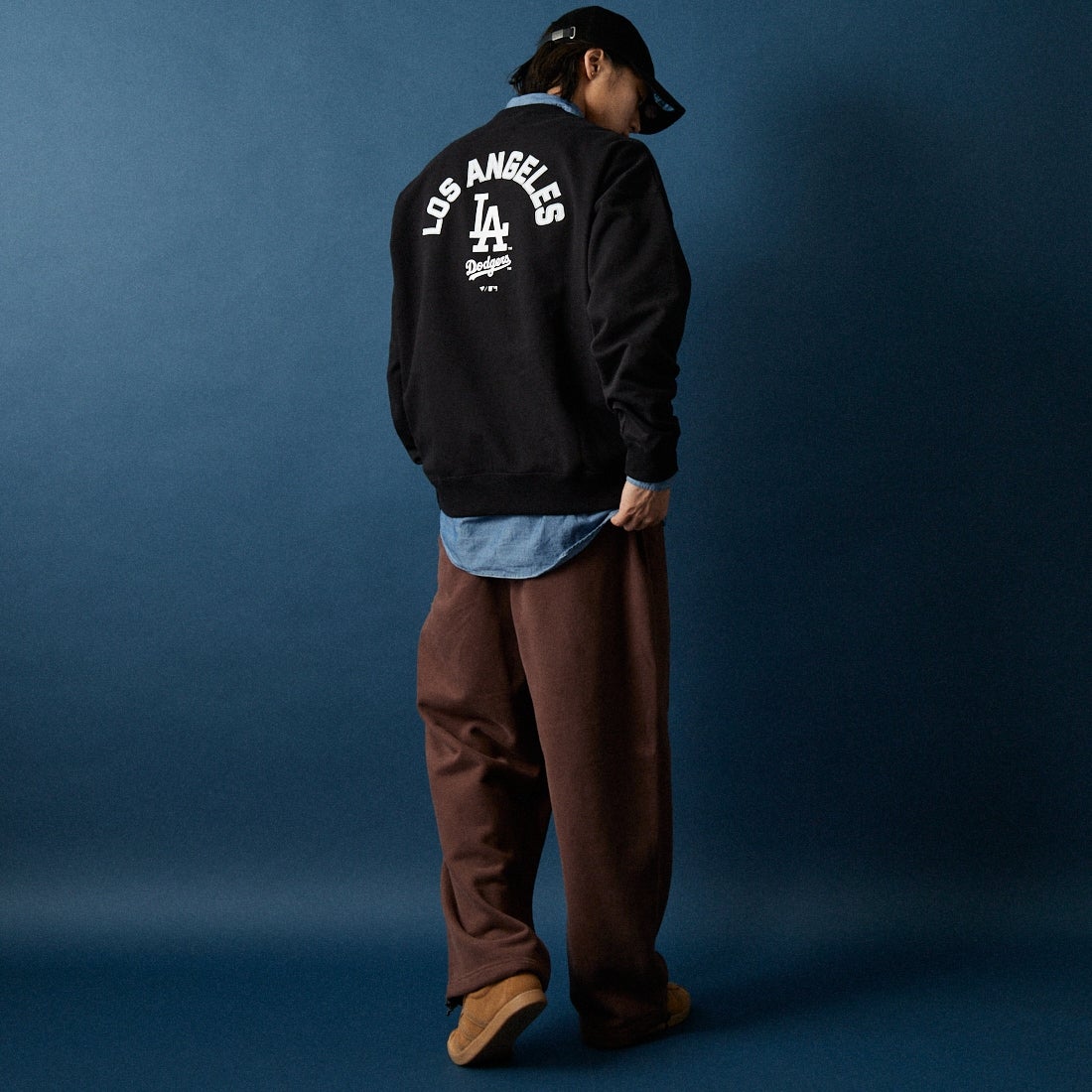 Fanatics [ファナティクス] 別注 MLBロゴ バックプリントスウェット [ML0525FW0004-JF] BLACK LA &&モデル身長：179cm 着用サイズ：XL&&