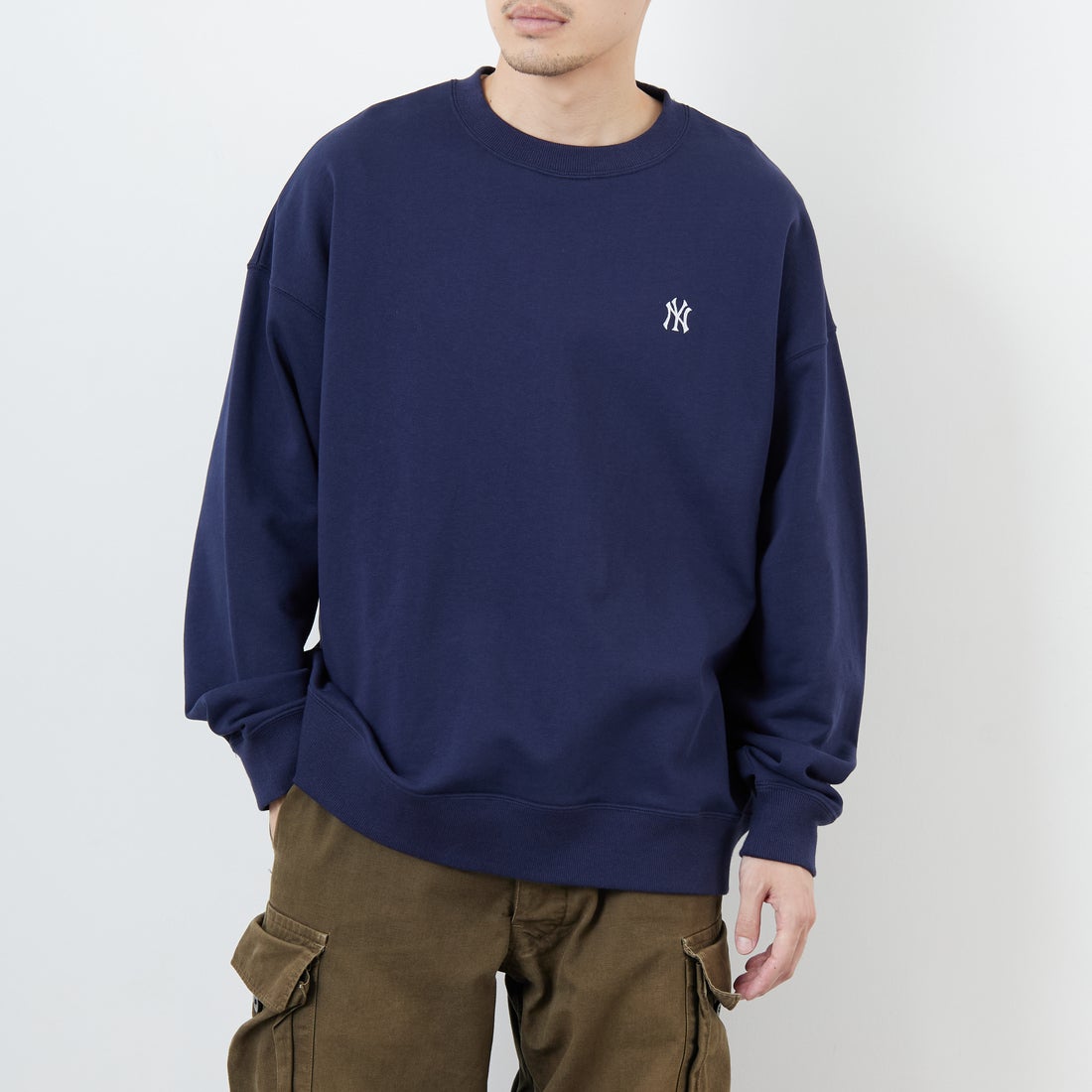 Fanatics [ファナティクス] 別注 MLBロゴ バックプリントスウェット [ML0525FW0004-JF] NAVY NY &&モデル身長：168cm 着用サイズ：L&&