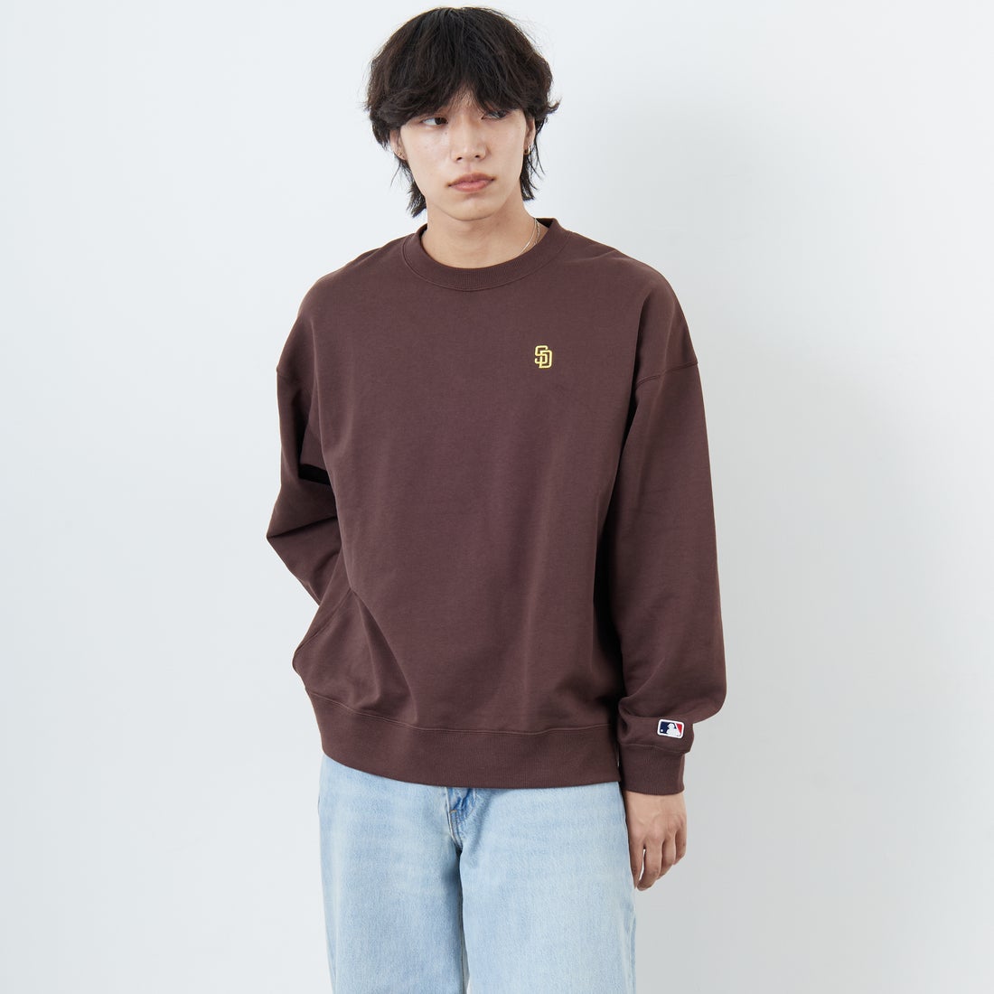 Fanatics [ファナティクス] 別注 MLBロゴ バックプリントスウェット [ML0525FW0004-JF] BROWN SD &&モデル身長：179cm 着用サイズ：L&&
