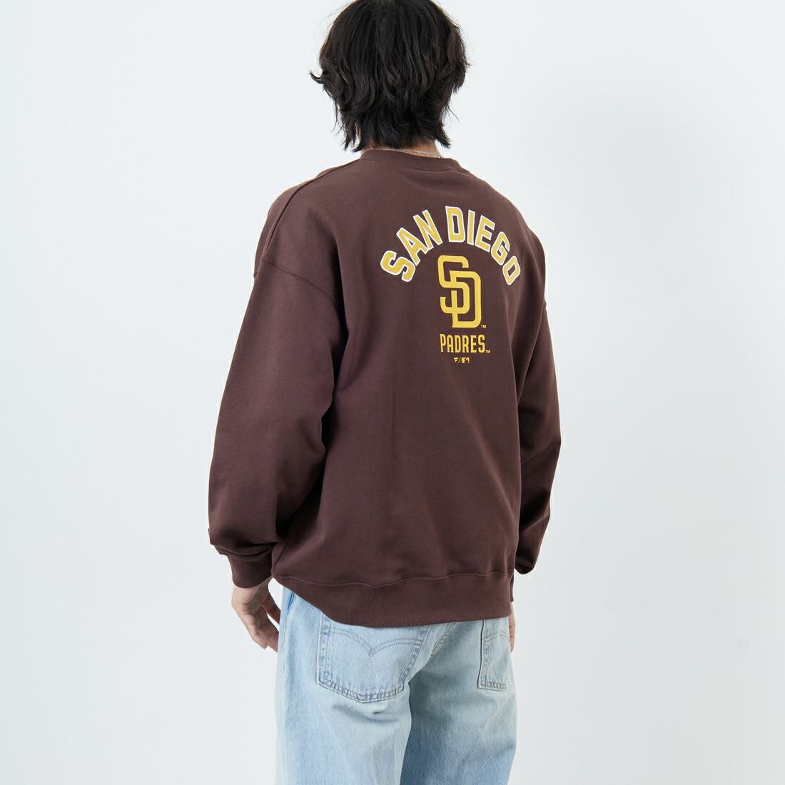 Fanatics [ファナティクス] 別注 MLBロゴ バックプリントスウェット [ML0525FW0004-JF] BROWN SD &&モデル身長：179cm 着用サイズ：L&&