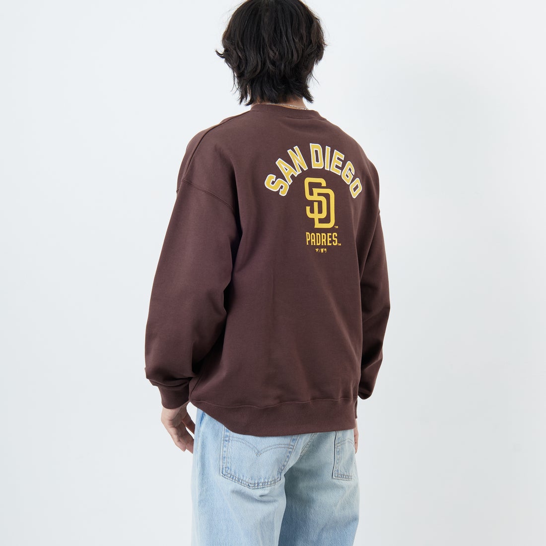 Fanatics [ファナティクス] 別注 MLBロゴ バックプリントスウェット [ML0525FW0004-JF] BROWN SD &&モデル身長：179cm 着用サイズ：L&&