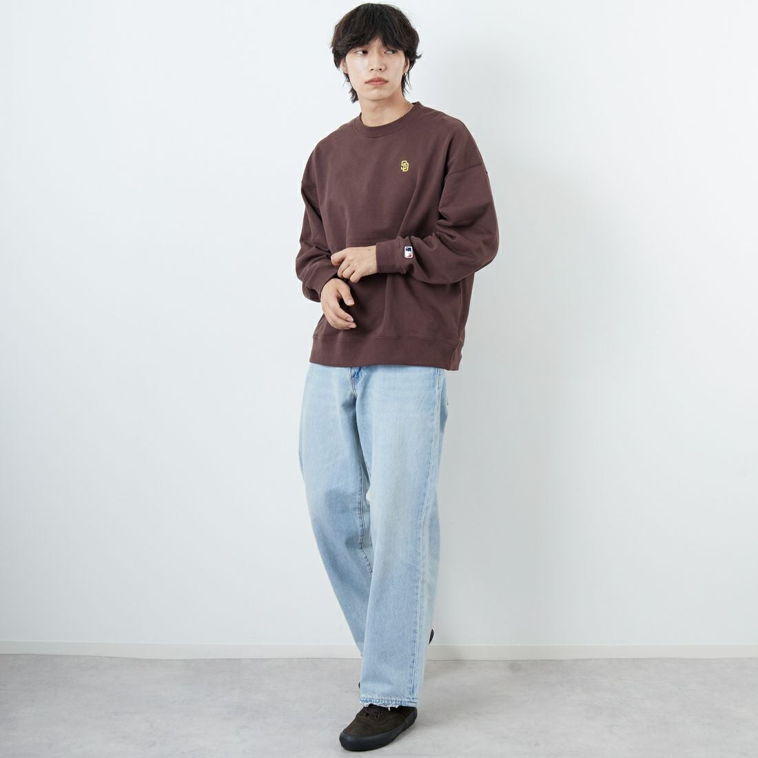 Fanatics [ファナティクス] 別注 MLBロゴ バックプリントスウェット [ML0525FW0004-JF] BROWN SD &&モデル身長：179cm 着用サイズ：L&&