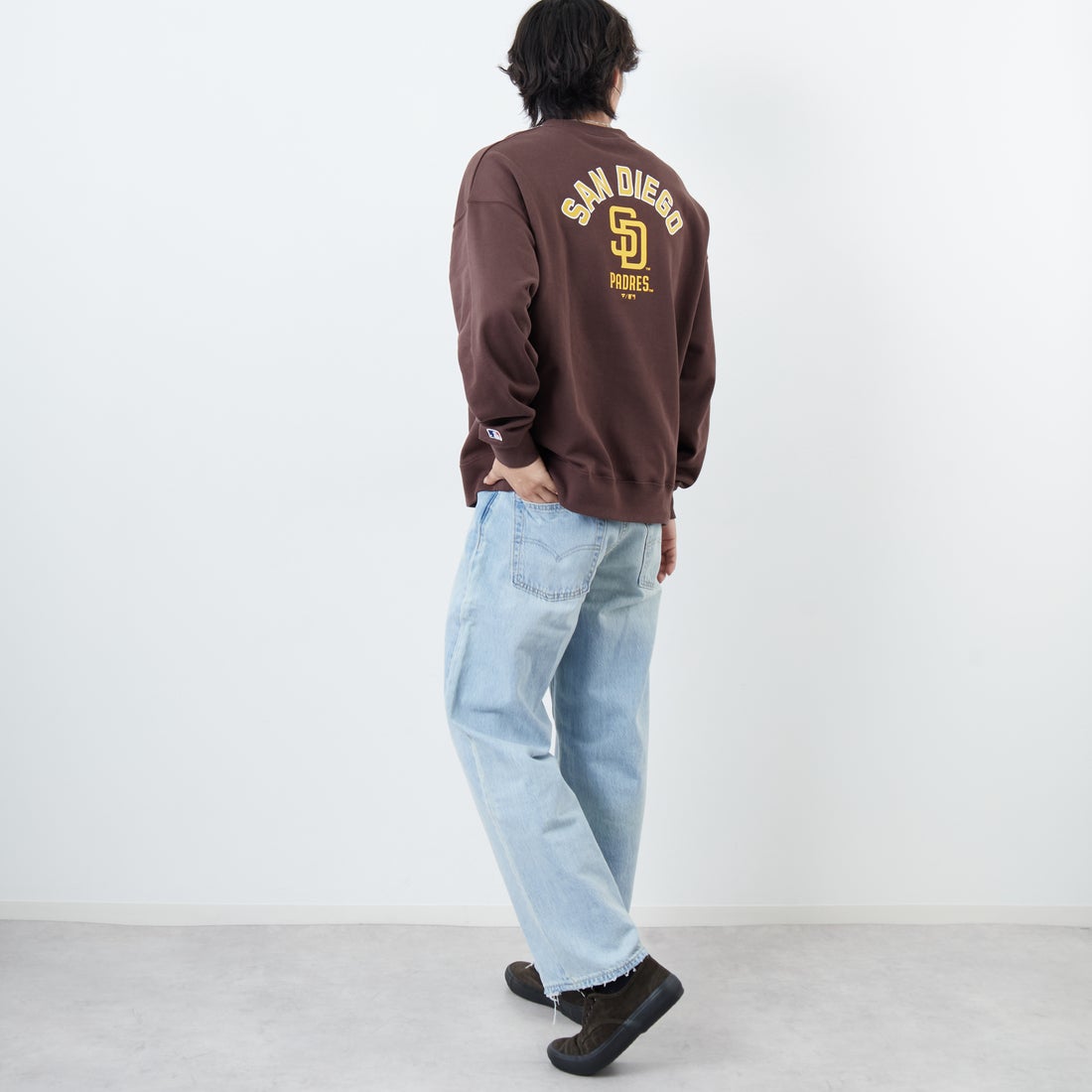 Fanatics [ファナティクス] 別注 MLBロゴ バックプリントスウェット [ML0525FW0004-JF] BROWN SD &&モデル身長：179cm 着用サイズ：L&&