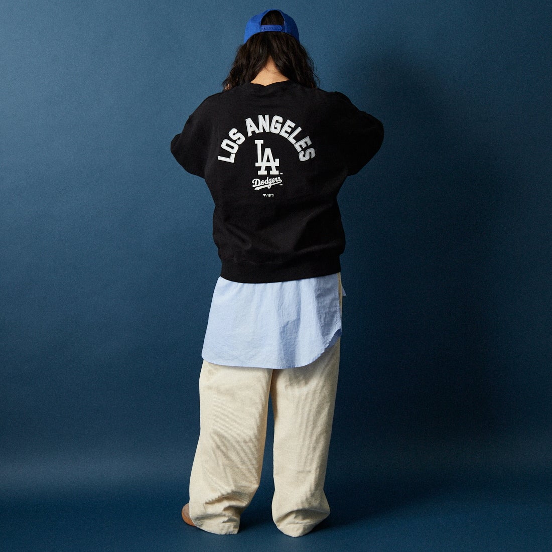 Fanatics [ファナティクス] 別注 MLBロゴ バックプリントスウェット [ML0525FW0004-JF] BLACK LA &&モデル身長：162cm 着用サイズ：S&&