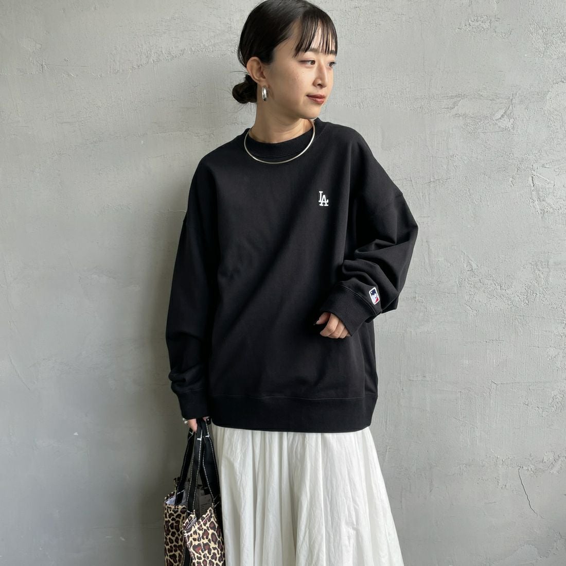 Fanatics [ファナティクス] 別注 MLBロゴ バックプリントスウェット [ML0525FW0004-JF] BLACK LA &&モデル身長：150cm 着用サイズ：S&&