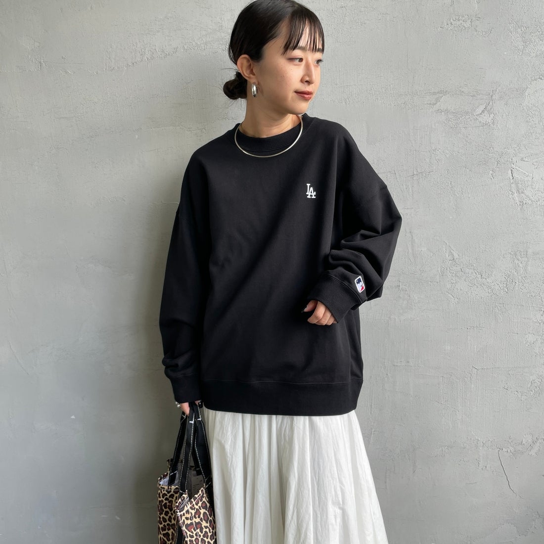 Fanatics [ファナティクス] 別注 MLBロゴ バックプリントスウェット [ML0525FW0004-JF] BLACK LA &&モデル身長：150cm 着用サイズ：S&&