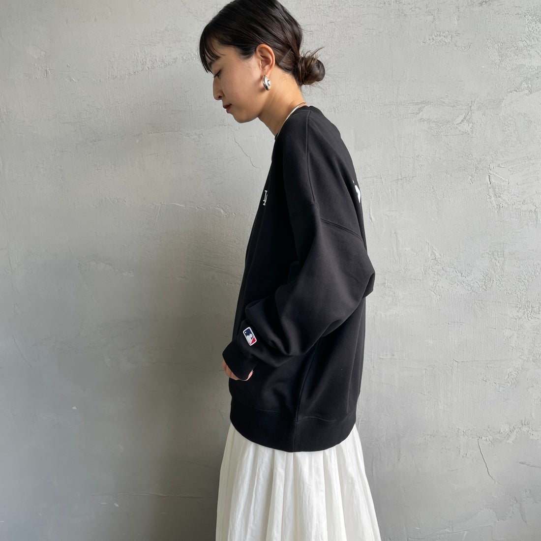Fanatics [ファナティクス] 別注 MLBロゴ バックプリントスウェット [ML0525FW0004-JF] BLACK LA &&モデル身長：150cm 着用サイズ：S&&