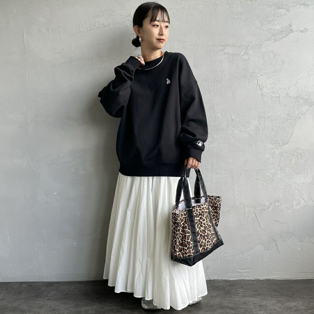 Fanatics [ファナティクス] 別注 MLBロゴ バックプリントスウェット [ML0525FW0004-JF] BLACK LA &&モデル身長：150cm 着用サイズ：S&&