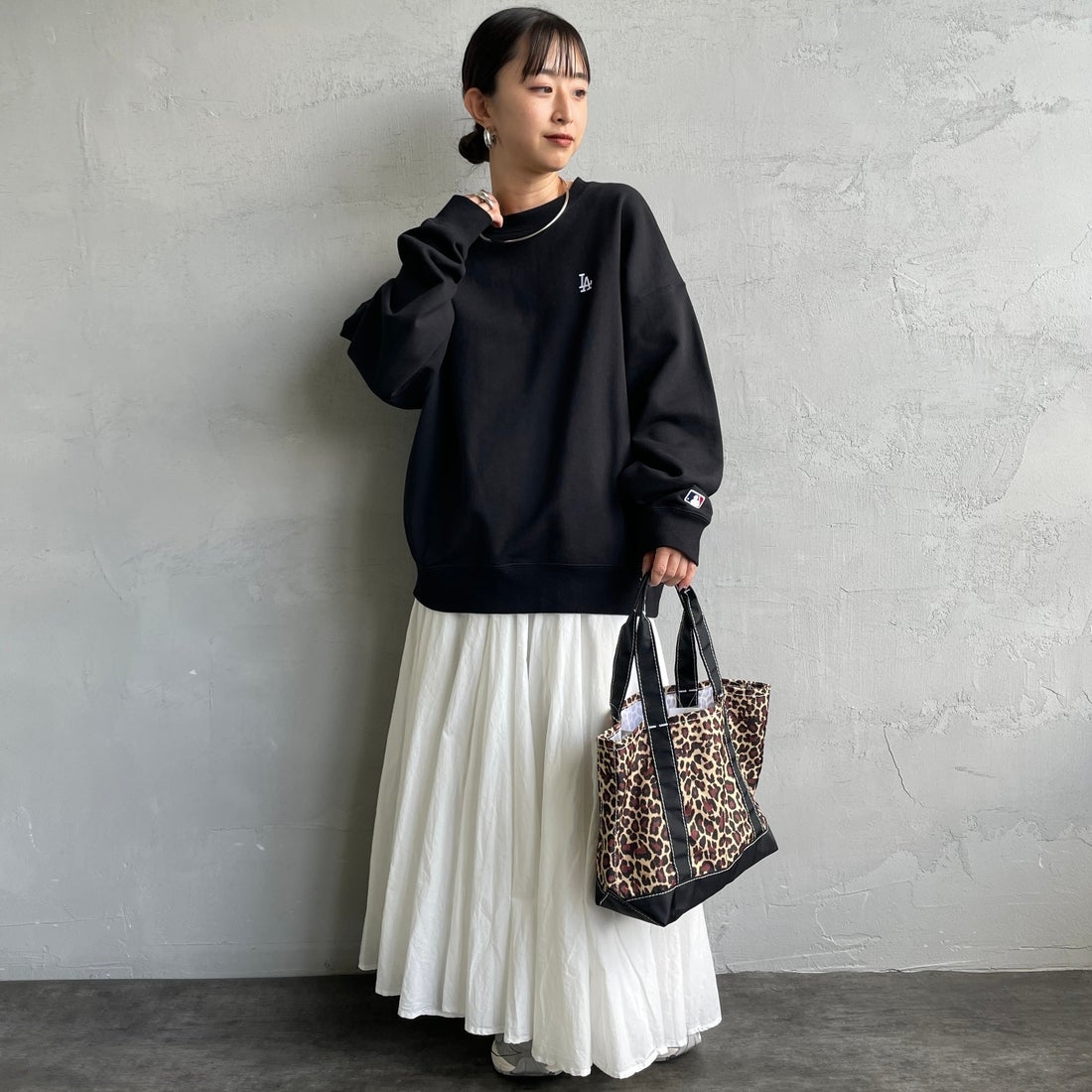 Fanatics [ファナティクス] 別注 MLBロゴ バックプリントスウェット [ML0525FW0004-JF] BLACK LA &&モデル身長：150cm 着用サイズ：S&&