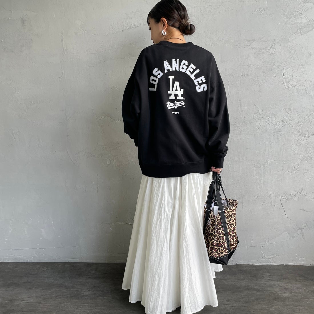 Fanatics [ファナティクス] 別注 MLBロゴ バックプリントスウェット [ML0525FW0004-JF] BLACK LA &&モデル身長：150cm 着用サイズ：S&&