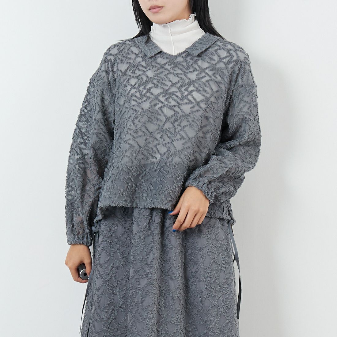 STELLA CIFFON [ステラシフォン] シアーカットジャガード クルーネックブラウス [ST3-26404] 81 GRAY &&モデル身長：167cm 着用サイズ：36&&