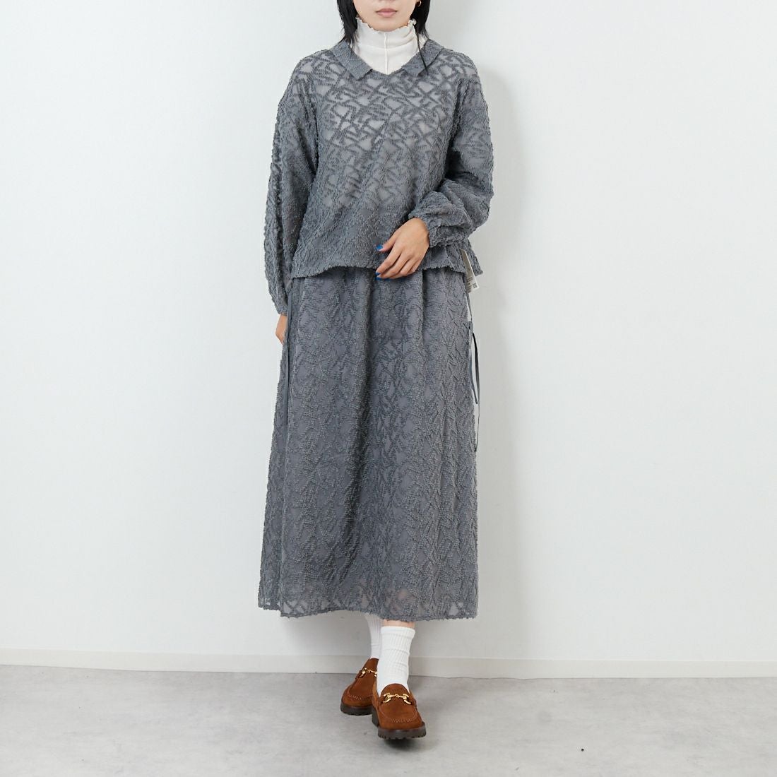 STELLA CIFFON [ステラシフォン] シアーカットジャガード クルーネックブラウス [ST3-26404] 81 GRAY &&モデル身長：167cm 着用サイズ：36&&