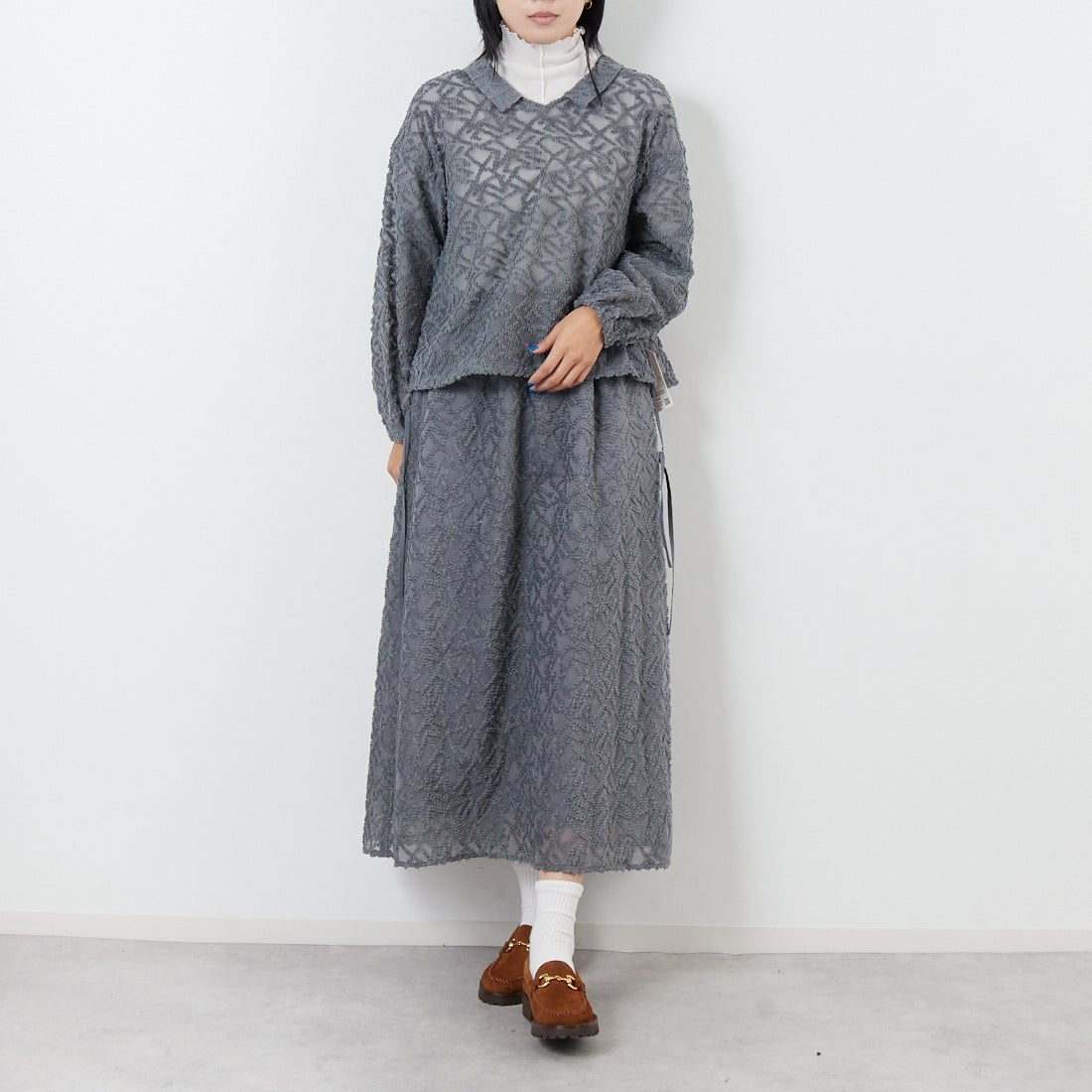 STELLA CIFFON [ステラシフォン] シアーカットジャガード クルーネックブラウス [ST3-26404] 81 GRAY &&モデル身長：167cm 着用サイズ：36&&