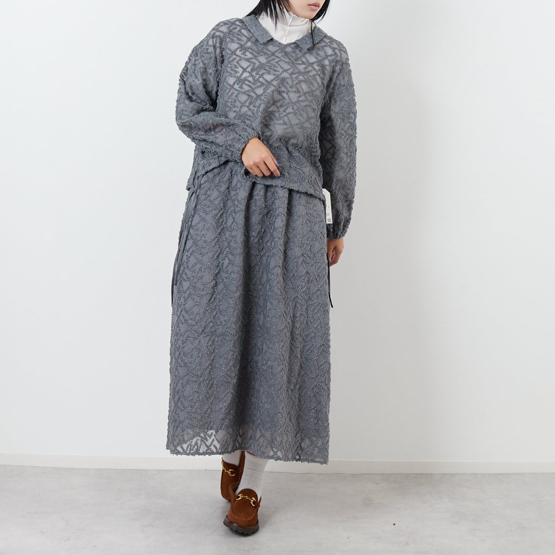 STELLA CIFFON [ステラシフォン] シアーカットジャガード クルーネックブラウス [ST3-26404] 81 GRAY &&モデル身長：167cm 着用サイズ：36&&