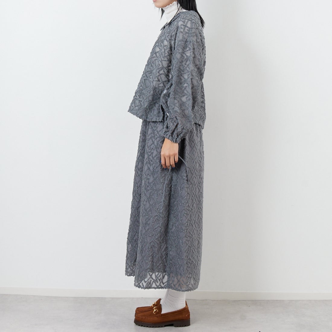 STELLA CIFFON [ステラシフォン] シアーカットジャガード クルーネックブラウス [ST3-26404] 81 GRAY &&モデル身長：167cm 着用サイズ：36&&