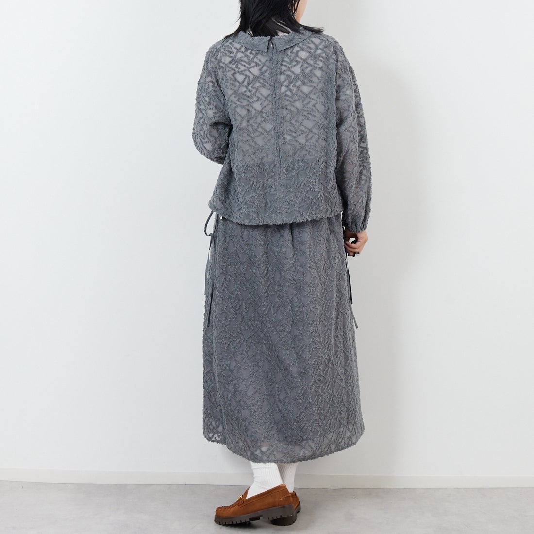 STELLA CIFFON [ステラシフォン] シアーカットジャガード クルーネックブラウス [ST3-26404] 81 GRAY &&モデル身長：167cm 着用サイズ：36&&