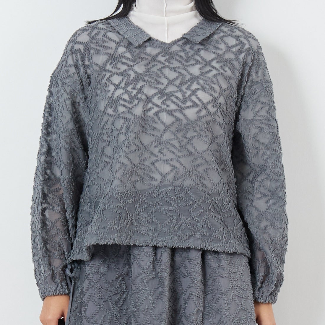 STELLA CIFFON [ステラシフォン] シアーカットジャガード クルーネックブラウス [ST3-26404] 81 GRAY &&モデル身長：167cm 着用サイズ：36&&