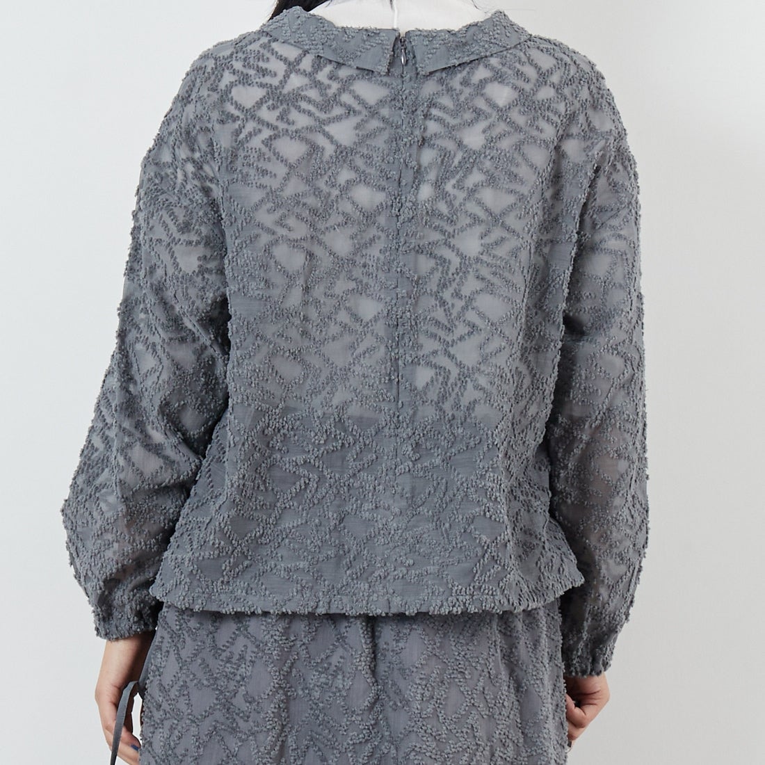 STELLA CIFFON [ステラシフォン] シアーカットジャガード クルーネックブラウス [ST3-26404] 81 GRAY &&モデル身長：167cm 着用サイズ：36&&