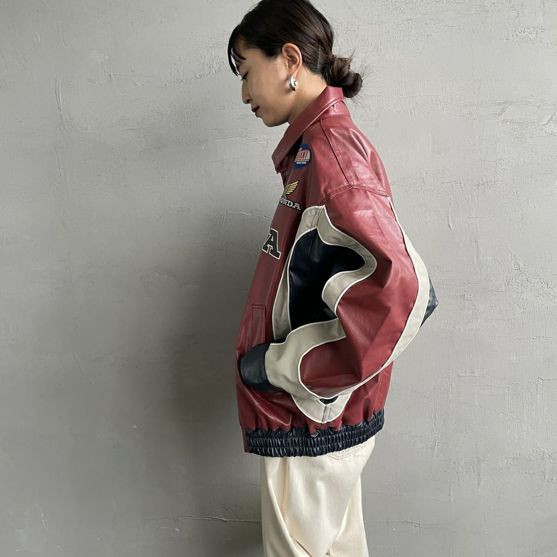 HONDA × JEANSFACTORY [ホンダ × ジーンズファクトリー] フェイクレザーレーシングジャケット [JFC-254-085] RED &&モデル身長：150cm 着用サイズ：S&&