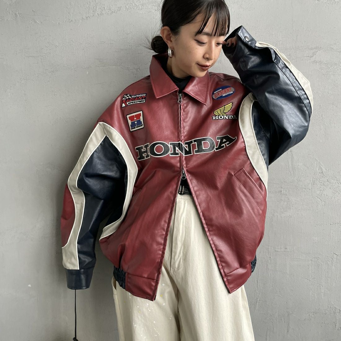 HONDA × JEANSFACTORY [ホンダ × ジーンズファクトリー] フェイクレザーレーシングジャケット [JFC-254-085] RED &&モデル身長：150cm 着用サイズ：S&&